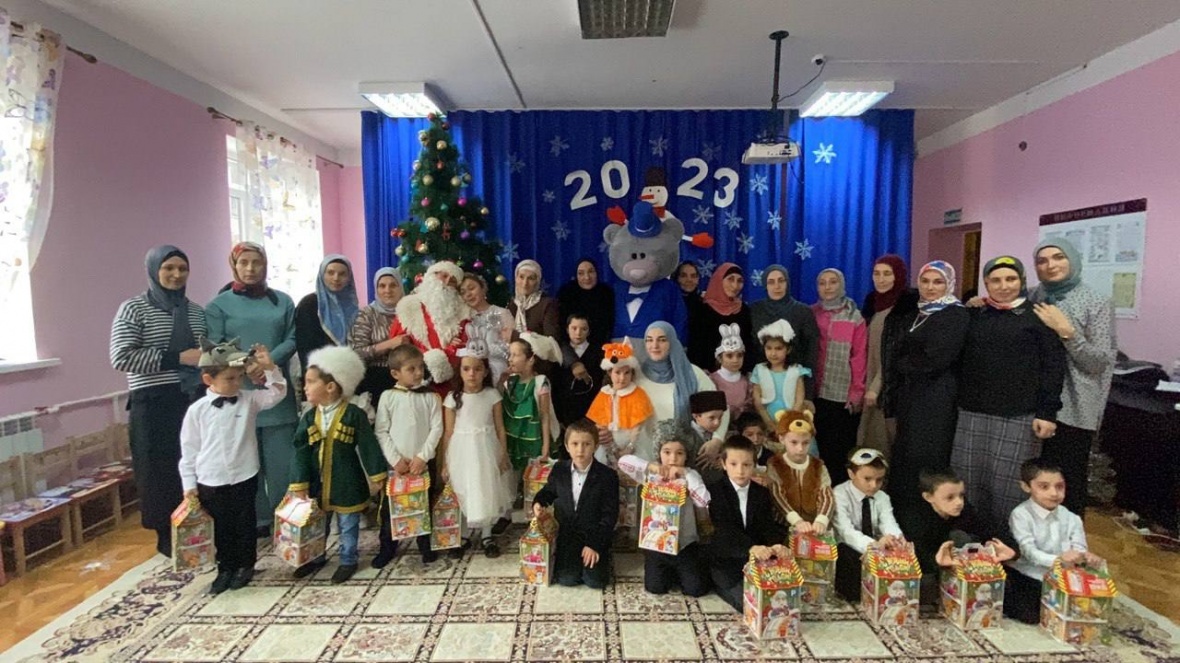Около 600 подарочных наборов сладостей от Магомеда Садулаева раздали детям Чародинского района